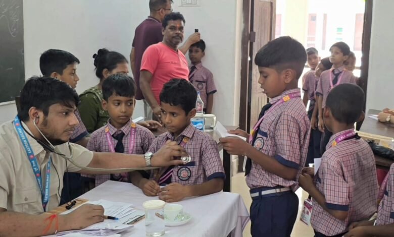 पूर्व रेलवे हाई स्कूल,साहिबगंज में प्राथमिक छात्रों का स्वास्थ्य परीक्षण आयोजित