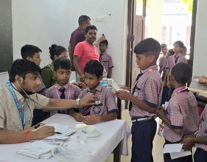 पूर्व रेलवे हाई स्कूल,साहिबगंज में प्राथमिक छात्रों का स्वास्थ्य परीक्षण आयोजित
