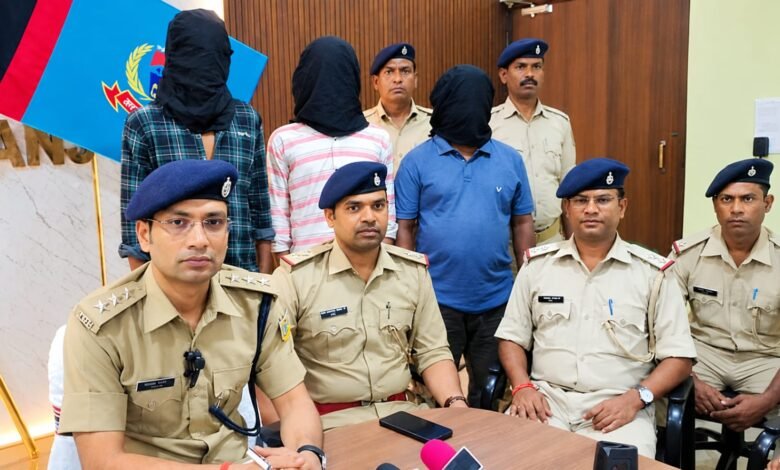 CBI बनकर 1.20 करोड़ की साइबर ठगी,अंतरराज्यीय गिरोह का भंडाफोड़—दुर्गापुर से 3 गिरफ्तार CBI बनकर 1.20 करोड़ की साइबर ठगी,अंतरराज्यीय गिरोह का भंडाफोड़—दुर्गापुर से 3 गिरफ्तार