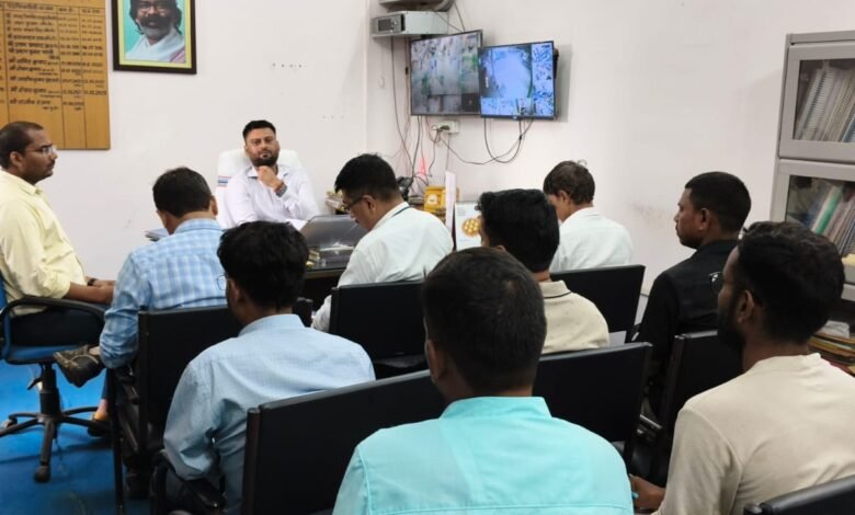 लातेहार में गणेश पूजा और विश्वकर्मा पूजा को लेकर समीक्षा बैठक, साफ-सफाई व सुविधाओं के निर्देश लातेहार में गणेश पूजा और विश्वकर्मा पूजा को लेकर समीक्षा बैठक, साफ-सफाई व सुविधाओं के निर्देश