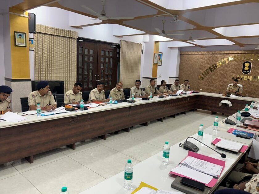 लातेहार में मासिक अपराध समीक्षा गोष्ठी, लंबित मामलों के त्वरित निष्पादन के निर्देश