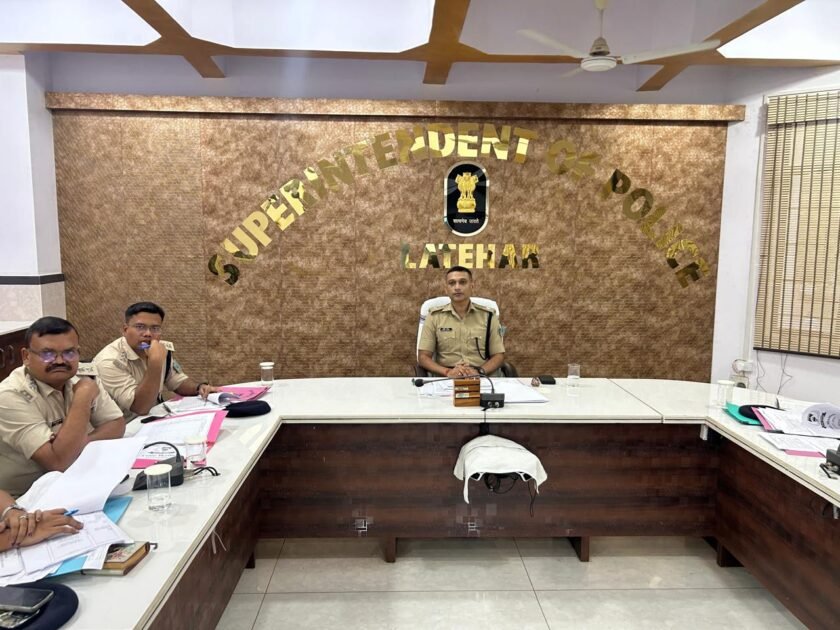 लातेहार में मासिक अपराध समीक्षा गोष्ठी, लंबित मामलों के त्वरित निष्पादन के निर्देश