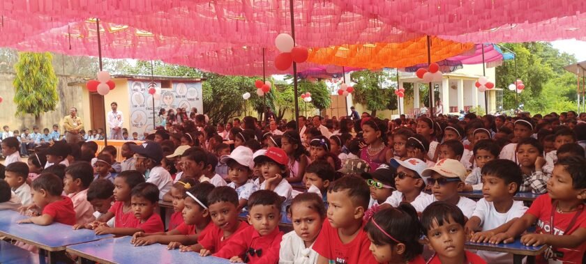 घाघरा सर्वेश्वरी बाल मंदिर विद्यालय में शिक्षक दिवस धूमधाम से हुआ आयोजित घाघरा सर्वेश्वरी बाल मंदिर विद्यालय में शिक्षक दिवस धूमधाम से हुआ आयोजित