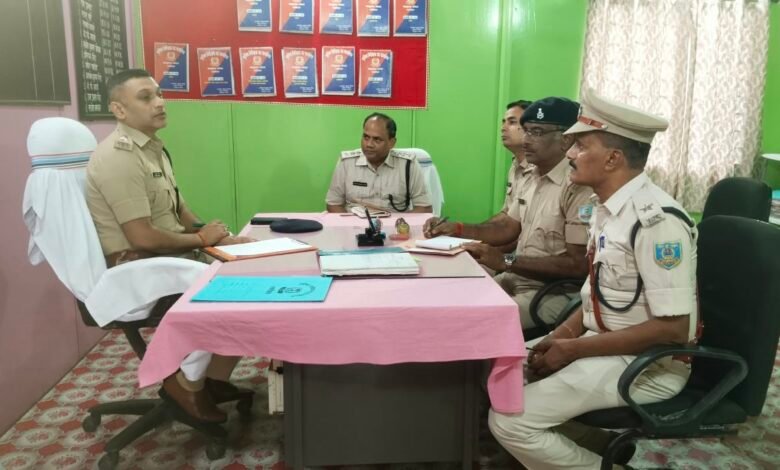 एसपी ने बालूमाथ अंचल कार्यालय का किया निरीक्षण,लंबित मामलों के त्वरित निष्पादन के निर्देश एसपी ने बालूमाथ अंचल कार्यालय का किया निरीक्षण,लंबित मामलों के त्वरित निष्पादन के निर्देश