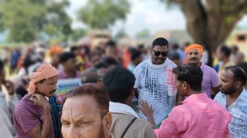 खनन प्रभावित इलाकों में आक्रोश:हिंडालको के खिलाफ ग्रामीणों का सड़क जाम,बॉक्साइट ट्रकों पर रोक