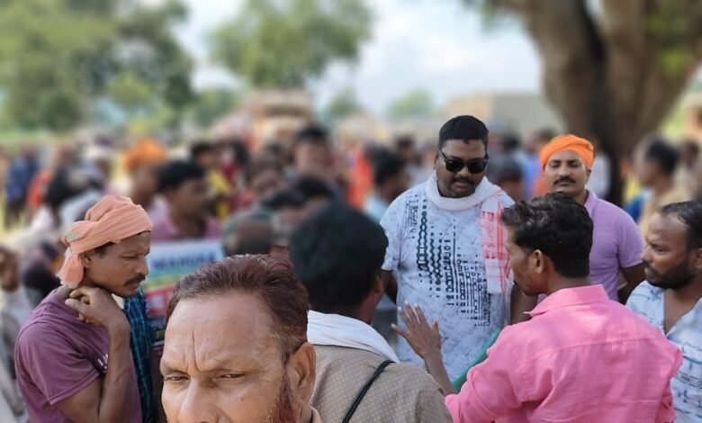 खनन प्रभावित इलाकों में आक्रोश:हिंडालको के खिलाफ ग्रामीणों का सड़क जाम,बॉक्साइट ट्रकों पर रोक
