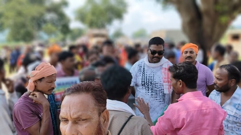 खनन प्रभावित इलाकों में आक्रोश:हिंडालको के खिलाफ ग्रामीणों का सड़क जाम,बॉक्साइट ट्रकों पर रोक