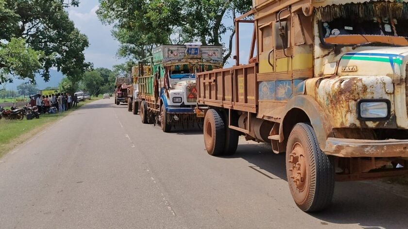 खनन प्रभावित इलाकों में आक्रोश:हिंडालको के खिलाफ ग्रामीणों का सड़क जाम,बॉक्साइट ट्रकों पर रोक
