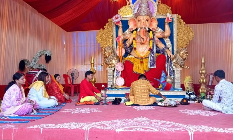 भक्ति और उत्साह से सराबोर पाकुड़ रेलवे मैदान के भव्य पंडाल में विराजे गणपति
