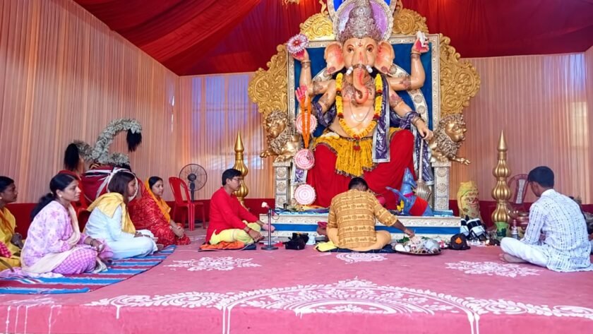 भक्ति और उत्साह से सराबोर पाकुड़ रेलवे मैदान के भव्य पंडाल में विराजे गणपति