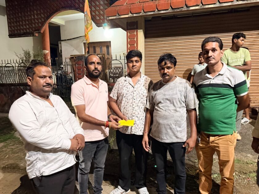 दुःख की घड़ी में मदद को आगे आएं बंटी सिंह,दिये 50 हजार रुपये की मदद राशि दुःख की घड़ी में मदद को आगे आएं बंटी सिंह,दिये 50 हजार रुपये की मदद राशि