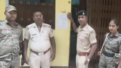 कोटालपोखर थाना कांड 42/2023: फरार अभियुक्त कुंदन कुमार झा के घर पुलिस ने न्यायालय आदेश पर चस्पा किया इश्तिहार कोटालपोखर थाना कांड 42/2023: फरार अभियुक्त कुंदन कुमार झा के घर पुलिस ने न्यायालय आदेश पर चस्पा किया इश्तिहार