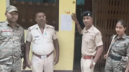 कोटालपोखर थाना कांड 42/2023: फरार अभियुक्त कुंदन कुमार झा के घर पुलिस ने न्यायालय आदेश पर चस्पा किया इश्तिहार