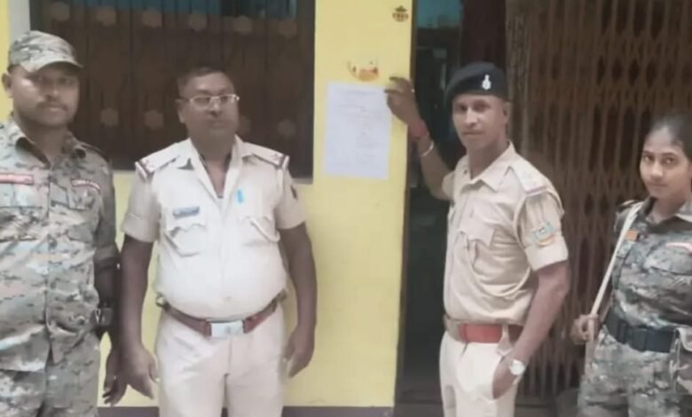 कोटालपोखर थाना कांड 42/2023: फरार अभियुक्त कुंदन कुमार झा के घर पुलिस ने न्यायालय आदेश पर चस्पा किया इश्तिहार