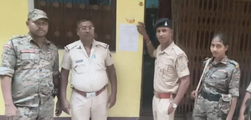 कोटालपोखर थाना कांड 42/2023: फरार अभियुक्त कुंदन कुमार झा के घर पुलिस ने न्यायालय आदेश पर चस्पा किया इश्तिहार