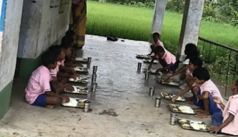 पाकुड़: मध्याह्न भोजन योजना पर संकट, 9 माह से राशि लंबित; शिक्षकों ने जताई नाराजगी, भुगतान नहीं हुआ तो बंद हो सकता है भोजन पाकुड़: मध्याह्न भोजन योजना पर संकट, 9 माह से राशि लंबित; शिक्षकों ने जताई नाराजगी, भुगतान नहीं हुआ तो बंद हो सकता है भोजन