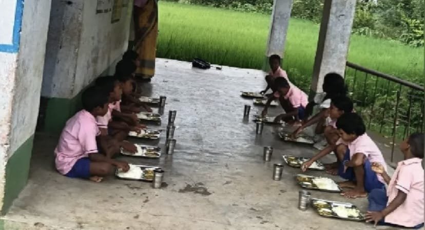 पाकुड़: मध्याह्न भोजन योजना पर संकट, 9 माह से राशि लंबित; शिक्षकों ने जताई नाराजगी, भुगतान नहीं हुआ तो बंद हो सकता है भोजन
