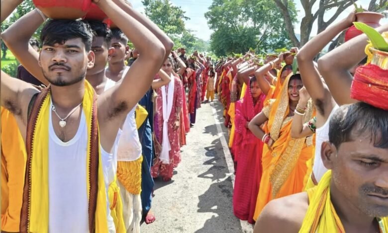 बड़ा रांगा में गणेश चतुर्थी की धूम: 111 महिलाओं की कलश यात्रा, जयकारों से गूंजा साहा टोला बड़ा रांगा में गणेश चतुर्थी की धूम: 111 महिलाओं की कलश यात्रा, जयकारों से गूंजा साहा टोला