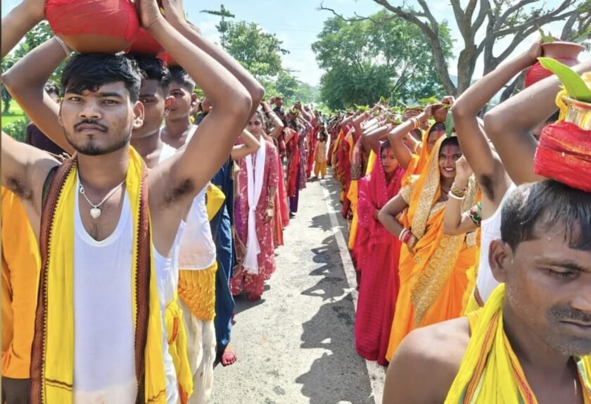बड़ा रांगा में गणेश चतुर्थी की धूम: 111 महिलाओं की कलश यात्रा, जयकारों से गूंजा साहा टोला बड़ा रांगा में गणेश चतुर्थी की धूम: 111 महिलाओं की कलश यात्रा, जयकारों से गूंजा साहा टोला