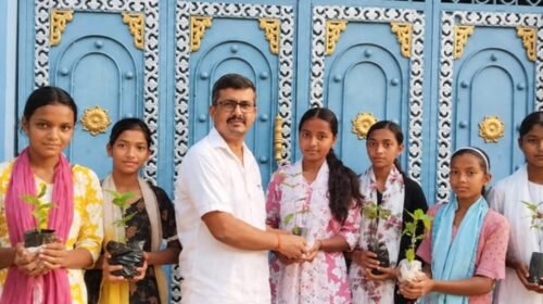 राजमहल के काजीगांव में बच्चों को बांटे गए हरसिंगार के पौधे, पर्यावरण संरक्षण का दिया संदेश