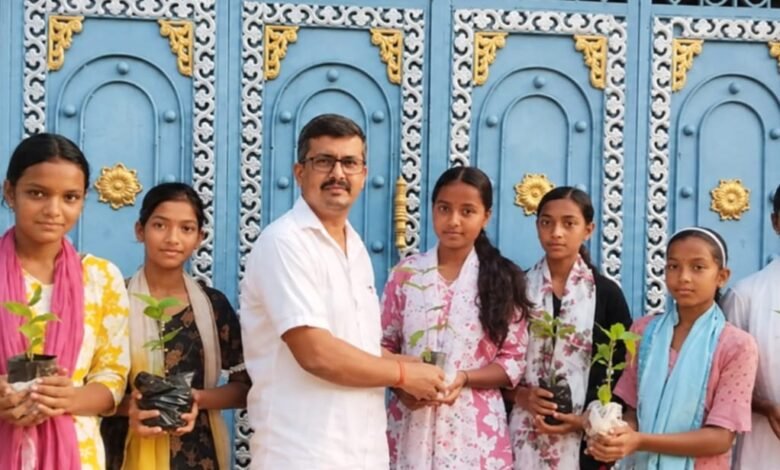 राजमहल के काजीगांव में बच्चों को बांटे गए हरसिंगार के पौधे, पर्यावरण संरक्षण का दिया संदेश राजमहल के काजीगांव में बच्चों को बांटे गए हरसिंगार के पौधे, पर्यावरण संरक्षण का दिया संदेश