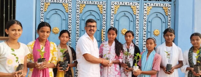 राजमहल के काजीगांव में बच्चों को बांटे गए हरसिंगार के पौधे, पर्यावरण संरक्षण का दिया संदेश राजमहल के काजीगांव में बच्चों को बांटे गए हरसिंगार के पौधे, पर्यावरण संरक्षण का दिया संदेश