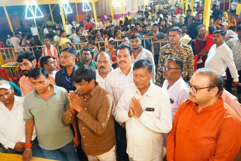 साड़म-होसिर गणेश महोत्सव:सांसद ढुल्लू महतो व पूर्व सांसद रविंद्र पांडेय पहुंचे,भक्ति जागरण में झूमे श्रद्धालु साड़म-होसिर गणेश महोत्सव:सांसद ढुल्लू महतो व पूर्व सांसद रविंद्र पांडेय पहुंचे,भक्ति जागरण में झूमे श्रद्धालु