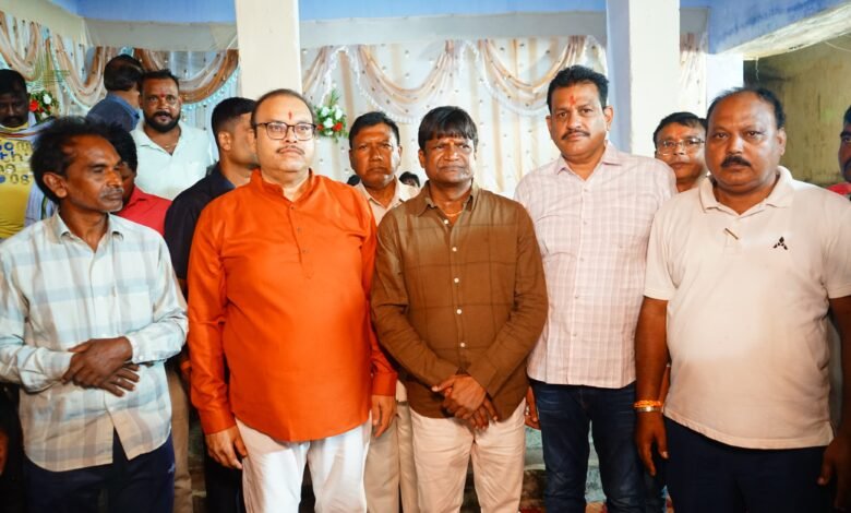 साड़म-होसिर गणेश महोत्सव:सांसद ढुल्लू महतो व पूर्व सांसद रविंद्र पांडेय पहुंचे,भक्ति जागरण में झूमे श्रद्धालु साड़म-होसिर गणेश महोत्सव:सांसद ढुल्लू महतो व पूर्व सांसद रविंद्र पांडेय पहुंचे,भक्ति जागरण में झूमे श्रद्धालु