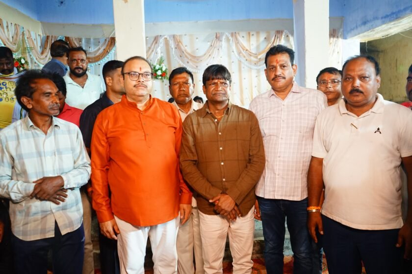 साड़म-होसिर गणेश महोत्सव:सांसद ढुल्लू महतो व पूर्व सांसद रविंद्र पांडेय पहुंचे,भक्ति जागरण में झूमे श्रद्धालु साड़म-होसिर गणेश महोत्सव:सांसद ढुल्लू महतो व पूर्व सांसद रविंद्र पांडेय पहुंचे,भक्ति जागरण में झूमे श्रद्धालु