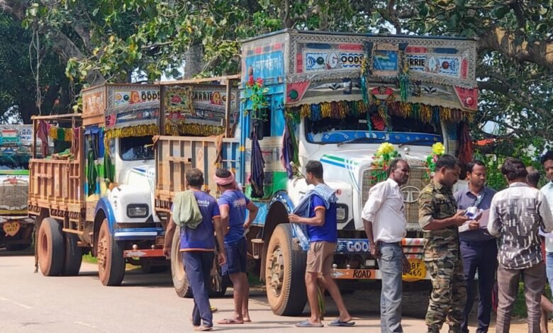Gumla:देवकी बाबा धाम के पास चला सघन वाहन जांच अभियान, बॉक्साइट ट्रकों से ₹40 हजार जुर्माना वसूला गया.