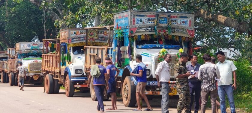 Gumla:देवकी बाबा धाम के पास चला सघन वाहन जांच अभियान, बॉक्साइट ट्रकों से ₹40 हजार जुर्माना वसूला गया.