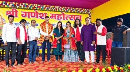 वंदना म्यूजिकल ग्रुप की भक्ति धुनों पर झूमे श्रद्धालु,ओपी प्रभारी भजनलाल महतो की गायकी बनी आकर्षण, केडी सुपरस्टार ने बिखेरी हंसी