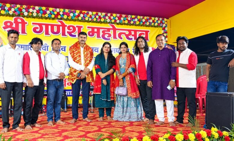 वंदना म्यूजिकल ग्रुप की भक्ति धुनों पर झूमे श्रद्धालु,ओपी प्रभारी भजनलाल महतो की गायकी बनी आकर्षण, केडी सुपरस्टार ने बिखेरी हंसी