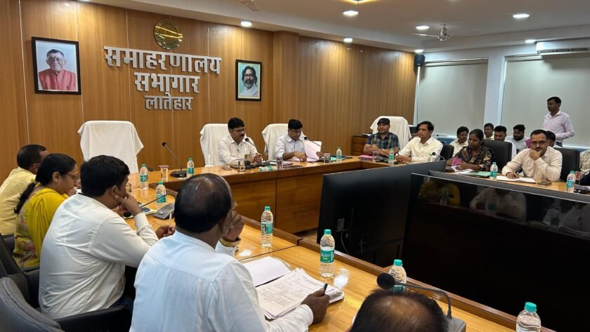Latehar:जिला समन्वय समिति की बैठक में योजनाओं की प्रगति की समीक्षा,कार्यों में तेजी लाने के निर्देश