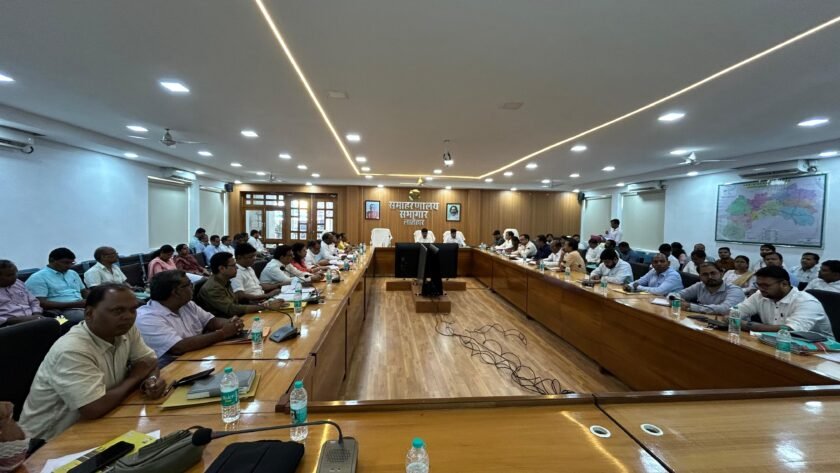 Latehar:जिला समन्वय समिति की बैठक में योजनाओं की प्रगति की समीक्षा,कार्यों में तेजी लाने के निर्देश