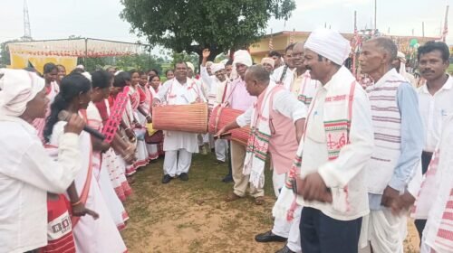 कर्मा पर्व की पूर्व संध्या पर शक्तिखुटा डामर में सांस्कृतिक कार्यक्रम, जनजातीय नृत्य की रही धूम
