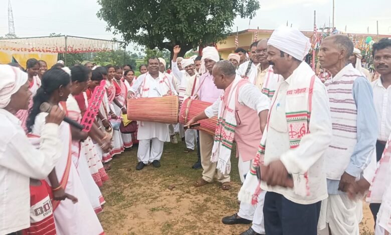 कर्मा पर्व की पूर्व संध्या पर शक्तिखुटा डामर में सांस्कृतिक कार्यक्रम, जनजातीय नृत्य की रही धूम कर्मा पर्व की पूर्व संध्या पर शक्तिखुटा डामर में सांस्कृतिक कार्यक्रम, जनजातीय नृत्य की रही धूम