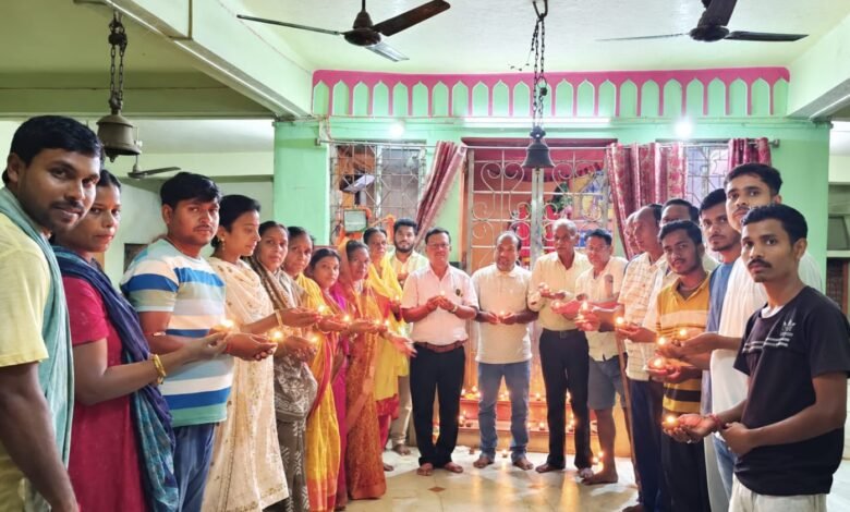 पाकुड़िया में पीएम मोदी के जन्मदिन पर दीपोत्सव, मंदिर परिसर में दिखी आस्था की रोशनी पाकुड़िया में पीएम मोदी के जन्मदिन पर दीपोत्सव, मंदिर परिसर में दिखी आस्था की रोशनी