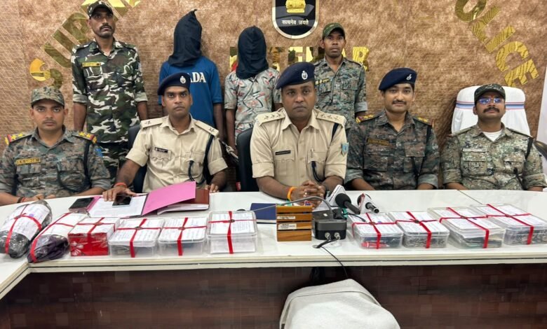 लातेहार में बड़ी कार्रवाई:चार शातिर चोर गिरफ्तार, 1.5 किलो सोना-चांदी व ₹1.07 लाख बरामद