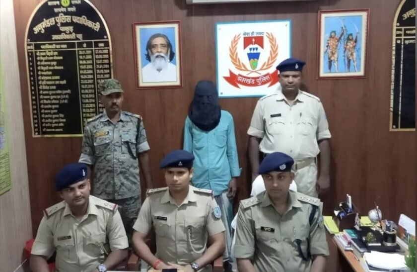 पाकुड़ में 1.2 किलो गांजा के साथ तस्कर गिरफ्तार,फतेहपुर से चल रहा था अवैध कारोबार