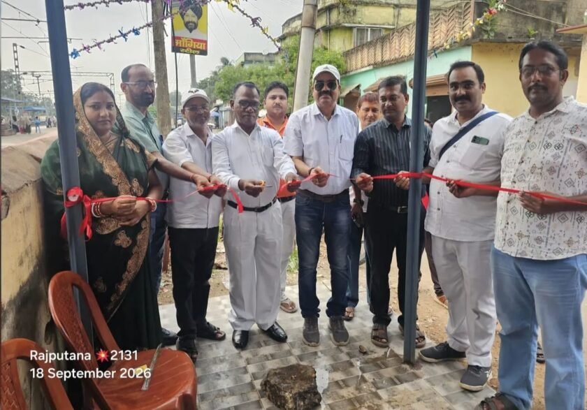 पाकुड़ रेलवे परिसर में ATVM मशीन का शुभारंभ, यात्रियों को मिली बड़ी सुविधा पाकुड़ रेलवे परिसर में ATVM मशीन का शुभारंभ, यात्रियों को मिली बड़ी सुविधा