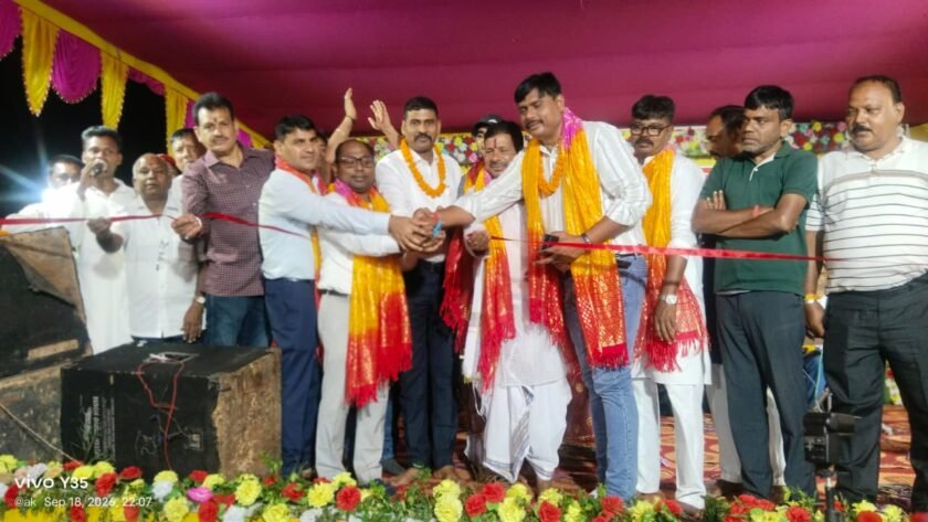साड़म-होसिर गणेश महोत्सव के पांचवें दिन पहुंचे मंत्री योगेंद्र प्रसाद महतो, जागरण में भक्तिमय माहौल साड़म-होसिर गणेश महोत्सव के पांचवें दिन पहुंचे मंत्री योगेंद्र प्रसाद महतो, जागरण में भक्तिमय माहौल