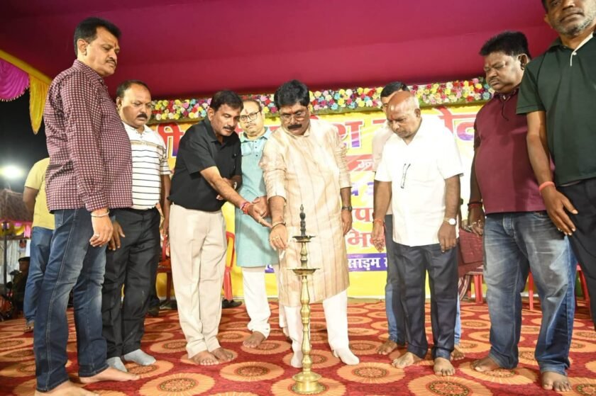 साड़म-होसिर गणेश महोत्सव के पांचवें दिन पहुंचे मंत्री योगेंद्र प्रसाद महतो, जागरण में भक्तिमय माहौल साड़म-होसिर गणेश महोत्सव के पांचवें दिन पहुंचे मंत्री योगेंद्र प्रसाद महतो, जागरण में भक्तिमय माहौल