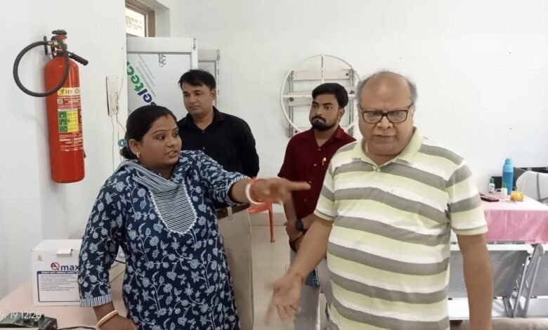 सदर अस्पताल पाकुड़ का सिविल सर्जन ने किया निरीक्षण, फिजियोथेरेपी रूम में एसी लगाने का निर्देश सदर अस्पताल पाकुड़ का सिविल सर्जन ने किया निरीक्षण, फिजियोथेरेपी रूम में एसी लगाने का निर्देश