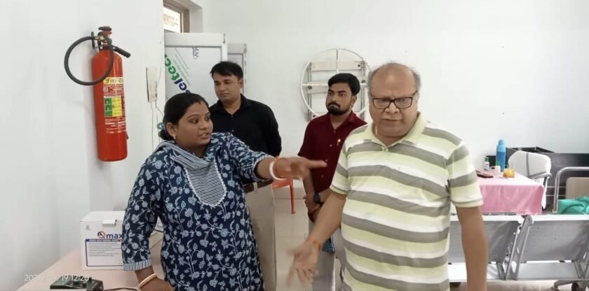 सदर अस्पताल पाकुड़ का सिविल सर्जन ने किया निरीक्षण, फिजियोथेरेपी रूम में एसी लगाने का निर्देश सदर अस्पताल पाकुड़ का सिविल सर्जन ने किया निरीक्षण, फिजियोथेरेपी रूम में एसी लगाने का निर्देश