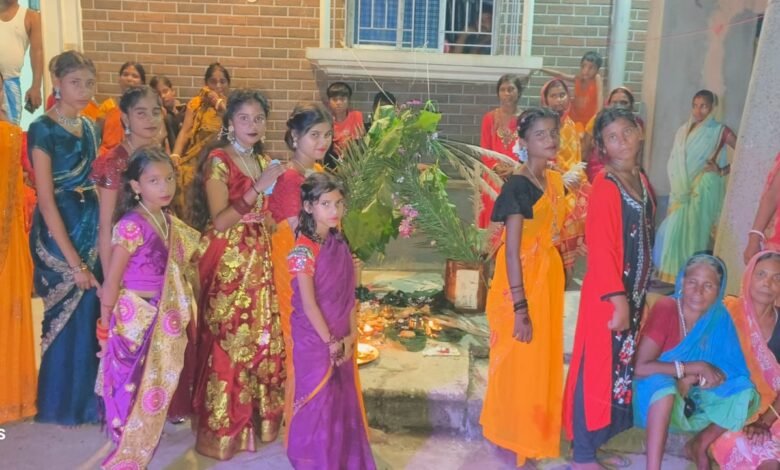 मयूरकोला में करमा पर्व की धूम, पारंपरिक गीतों और भक्ति में डूबा गांव मयूरकोला में करमा पर्व की धूम, पारंपरिक गीतों और भक्ति में डूबा गांव
