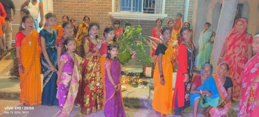 मयूरकोला में करमा पर्व की धूम, पारंपरिक गीतों और भक्ति में डूबा गांव मयूरकोला में करमा पर्व की धूम, पारंपरिक गीतों और भक्ति में डूबा गांव