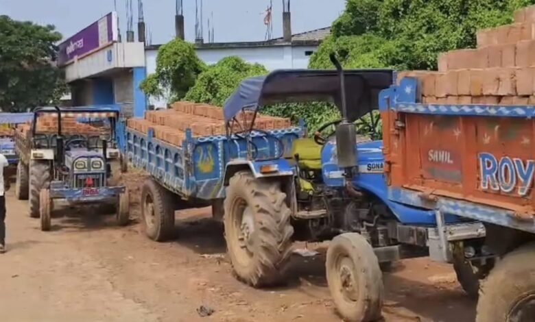 पाकुड़ में डीटीओ की बड़ी कार्रवाई, सड़क किनारे खड़े 25 ईंट लदे ट्रैक्टर हटवाए पाकुड़ में डीटीओ की बड़ी कार्रवाई, सड़क किनारे खड़े 25 ईंट लदे ट्रैक्टर हटवाए