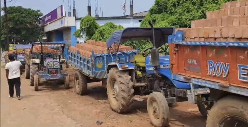 पाकुड़ में डीटीओ की बड़ी कार्रवाई, सड़क किनारे खड़े 25 ईंट लदे ट्रैक्टर हटवाए पाकुड़ में डीटीओ की बड़ी कार्रवाई, सड़क किनारे खड़े 25 ईंट लदे ट्रैक्टर हटवाए