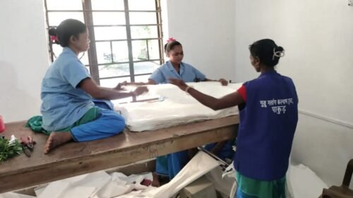 लिट्टीपाड़ा की पहाड़िया महिलाएं बनी आत्मनिर्भरता की मिसाल, बोरा सिलाई से सशक्तिकरण की नई कहानी